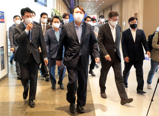 윤석열(가운데) 전 검찰총장이 27일 오전 부산을 방문, 박형준 부산시장 등과 함께 북항재개발 홍보관으로 이동하고 있다.연합뉴스·부산사진공동취재단